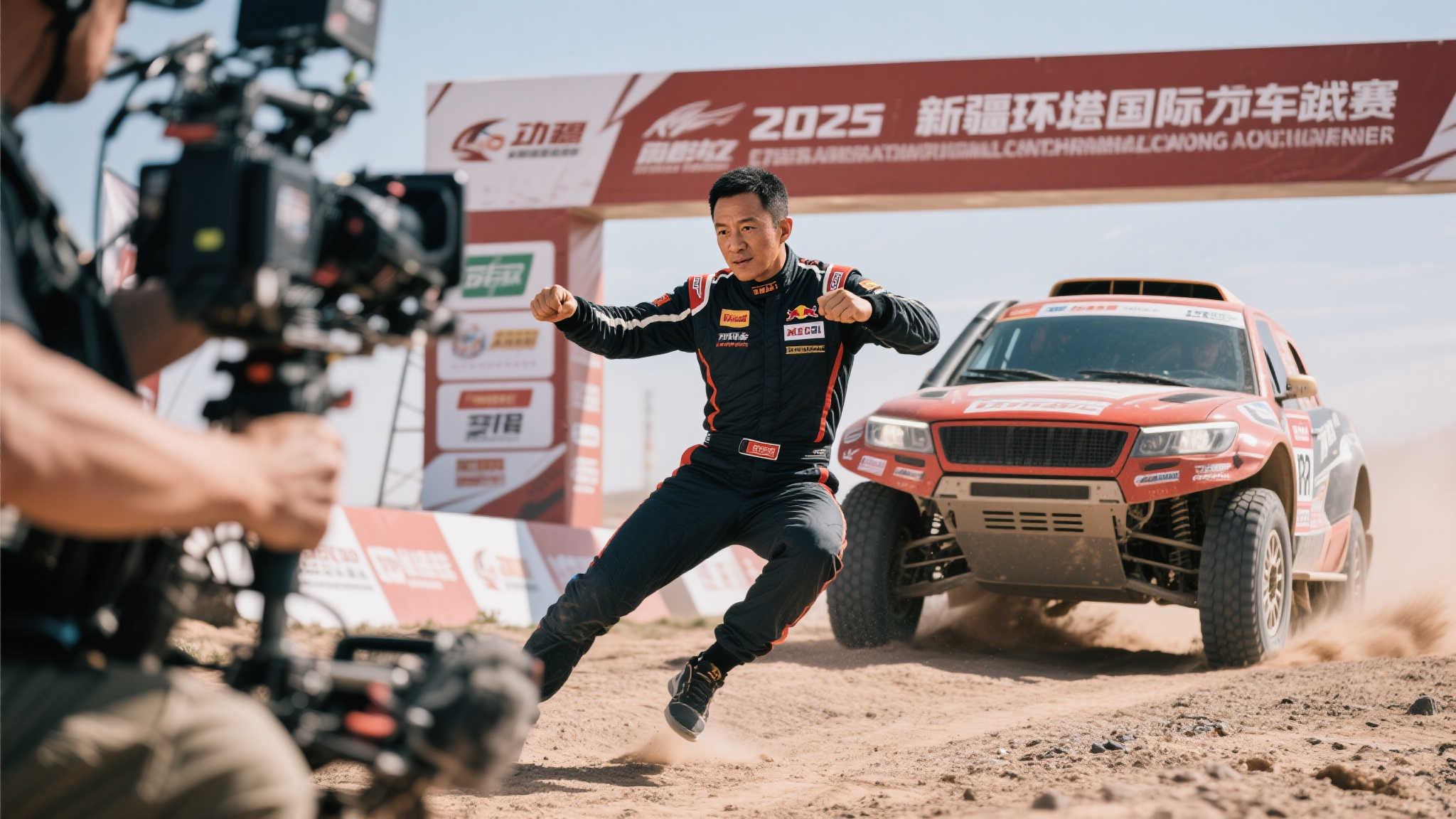 吴京化身赛车手，2025新疆环塔国际拉力赛激情开战！